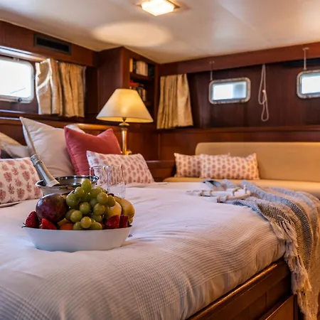 Botel Yacht Our Alissa *